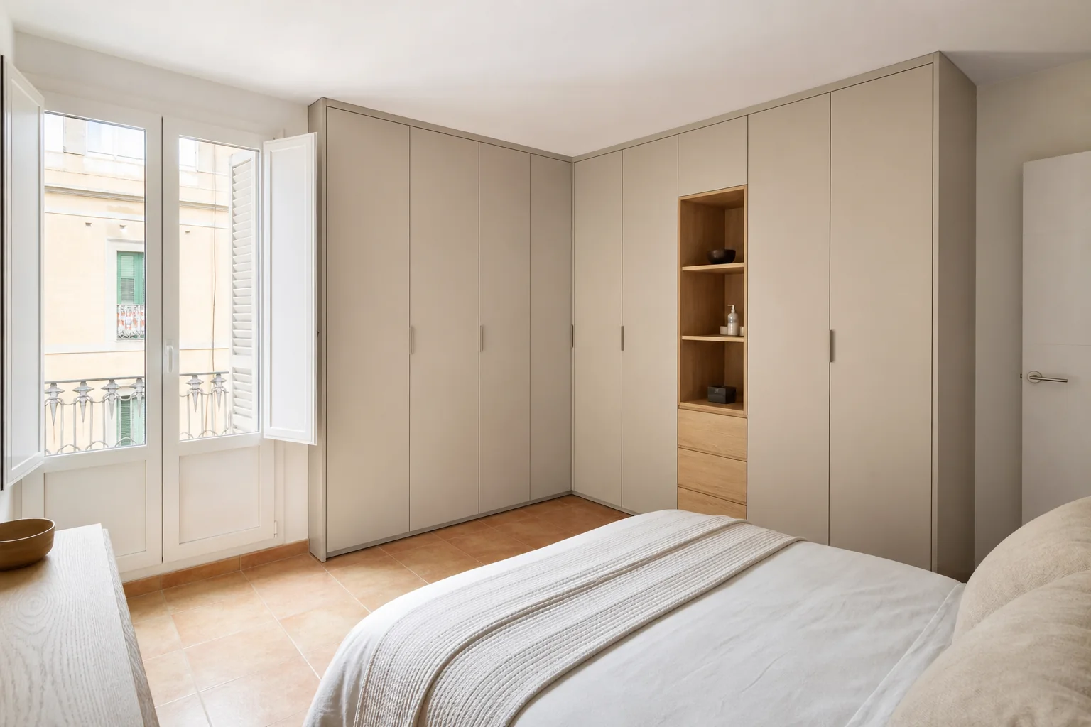 Armarios a medida para pared irregular en Vinaròs